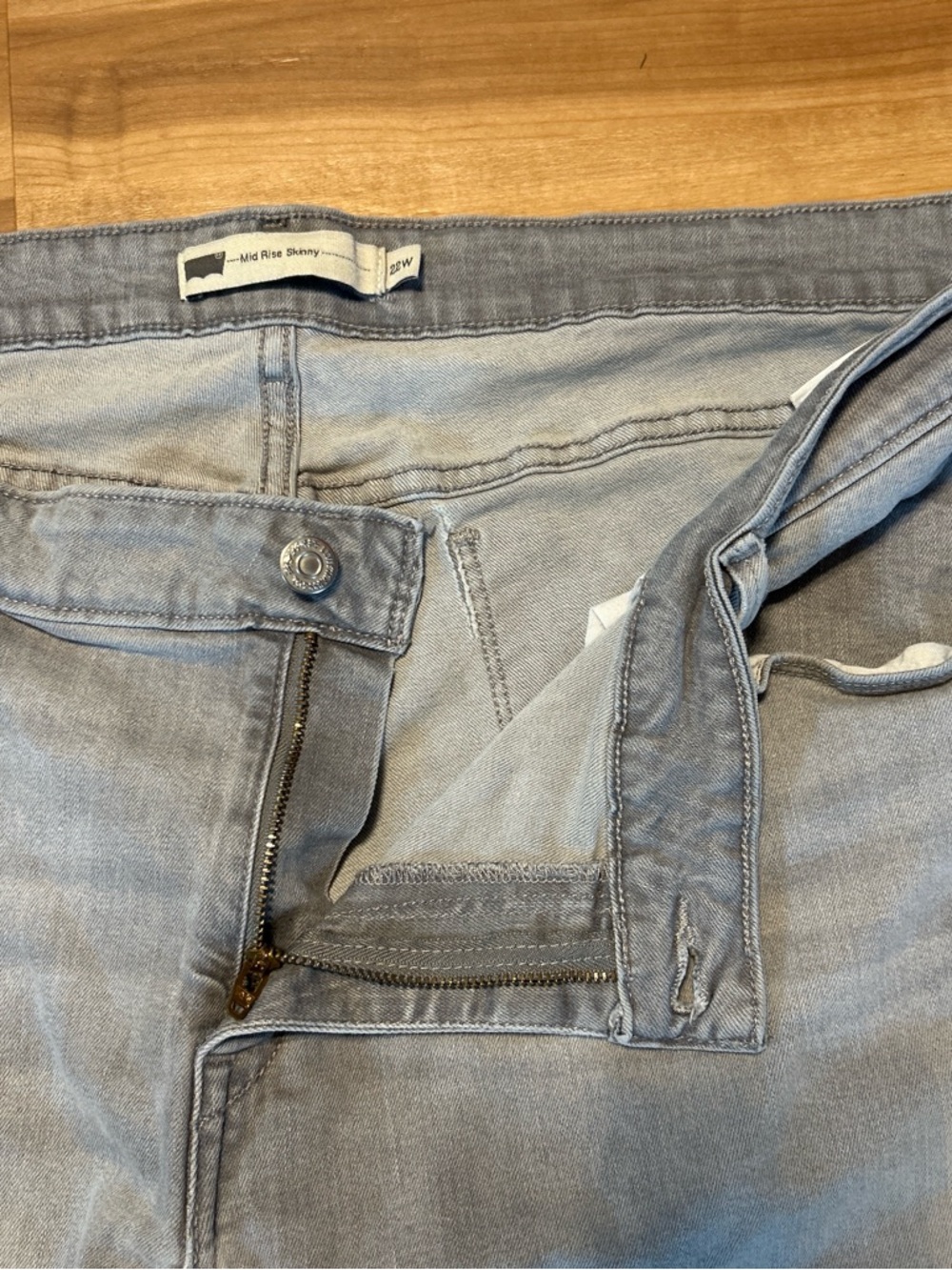 Levi’s Light Wash Women’s Jeans - Classic Straight Leg - Picture 2 of 4